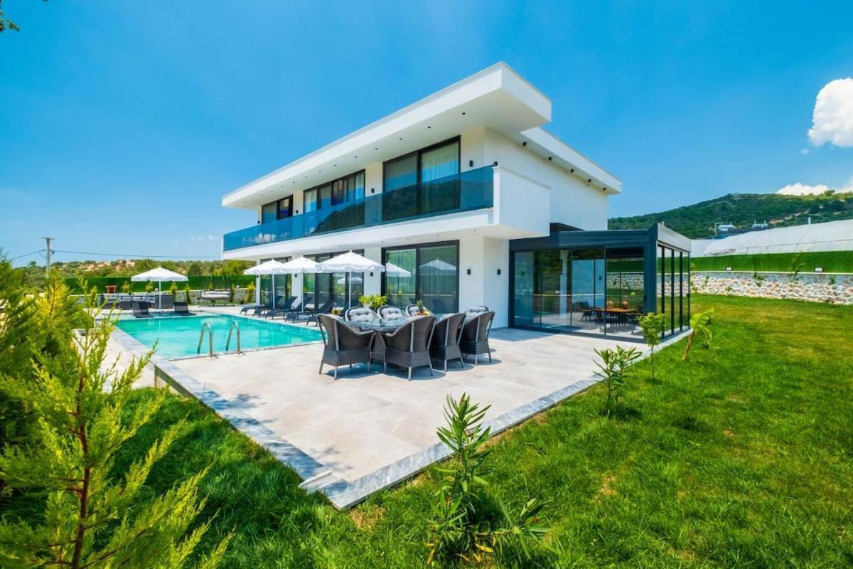Luxury With Spacious Garden Villa